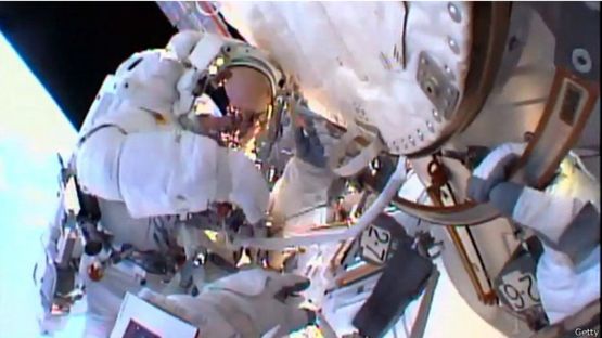 الرائد الامريكي تيم كوبرا سبق له ان سبح في الفضاء مرتين